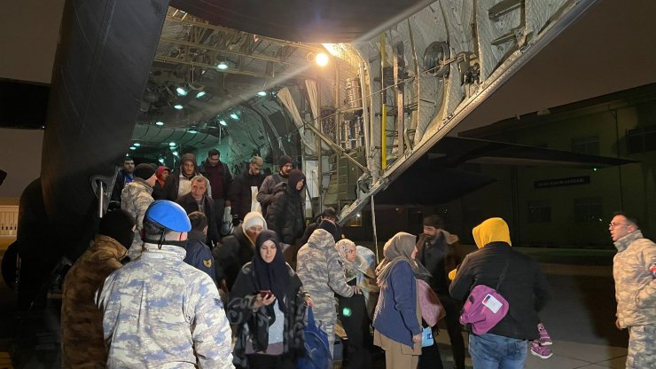 Kahramanmaraş'tan 107 depremzede askeri kargo uçağı ile İstanbul'a getirildi