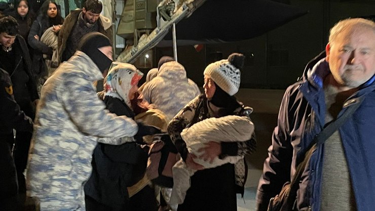 Kahramanmaraş'tan 107 depremzede askeri kargo uçağı ile İstanbul'a getirildi