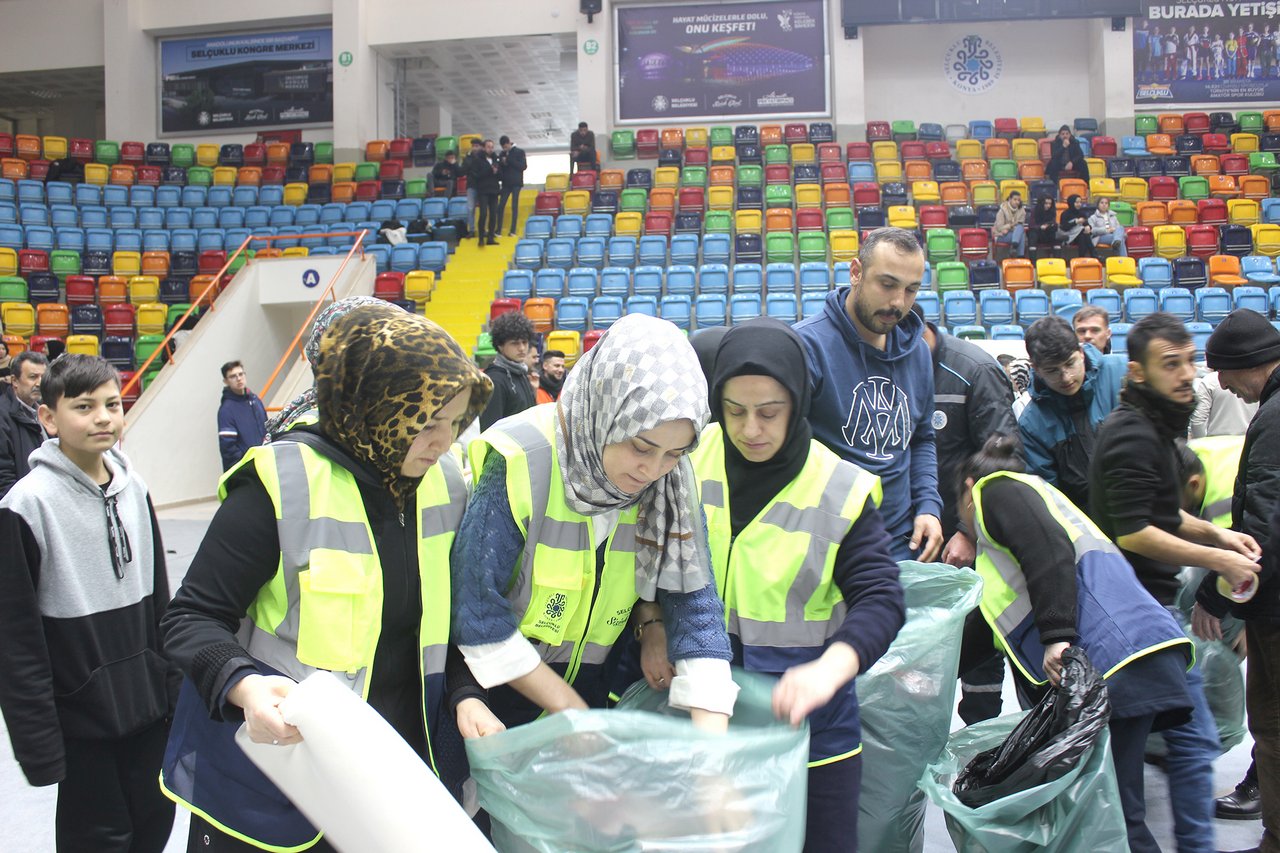 konya-depremzedeler-icin-tek-yurek-oldular-16.jpg