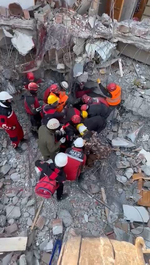 Küçük Fatma, 104 saat sonra enkazdan kurtarıldı