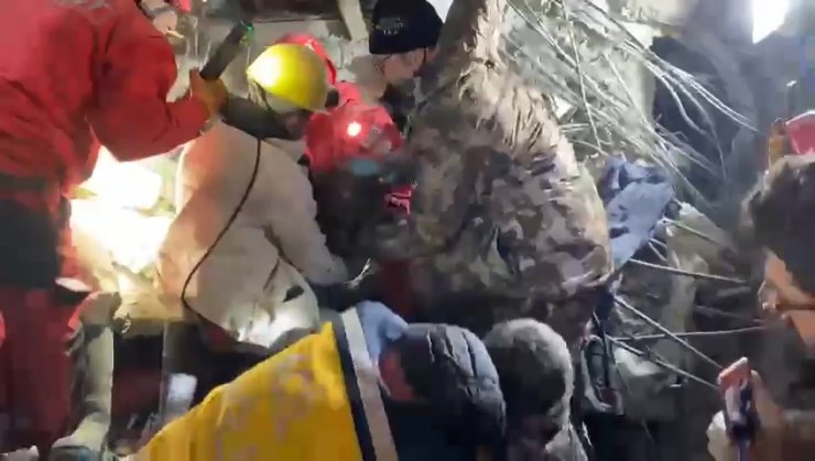 125'inci saatte kurtarıldı, madenciye öperek teşekkür etti