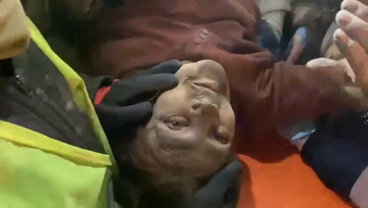 125'inci saatte kurtarıldı, madenciye öperek teşekkür etti