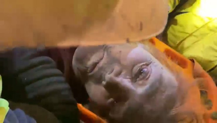 125'inci saatte kurtarıldı, madenciye öperek teşekkür etti