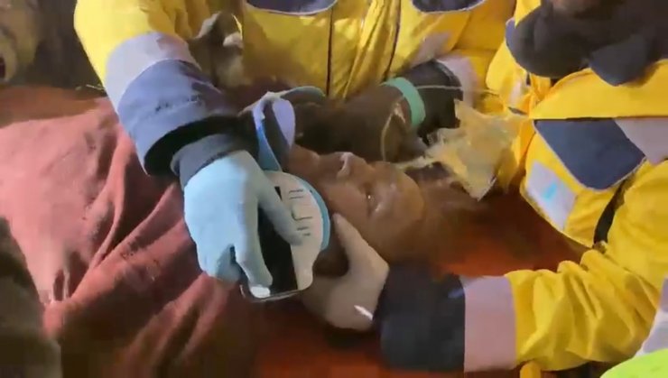 125'inci saatte kurtarıldı, madenciye öperek teşekkür etti