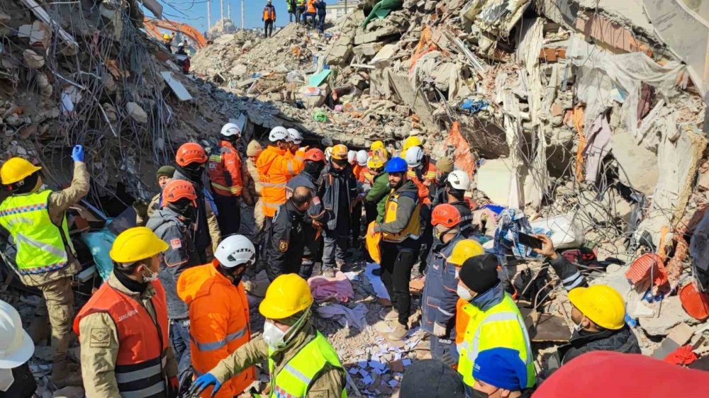 128’inci saatte çifte sevinç, baba ile bebeği sağ kurtarıldı