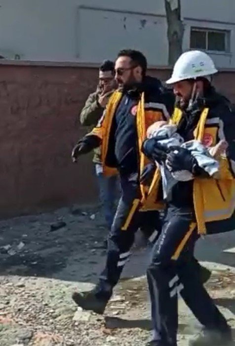 128’inci saatte çifte sevinç, baba ile bebeği sağ kurtarıldı