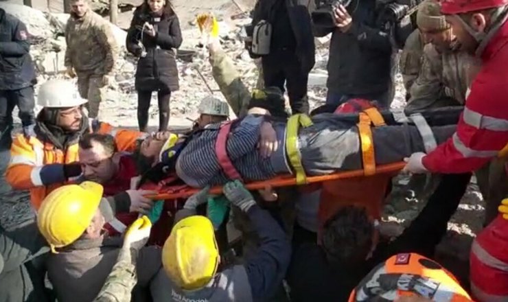 5 yaşındaki Şengül ve babası, 132'nci saatte enkazdan kurtarıldı! Küçük kızın ilk isteği...