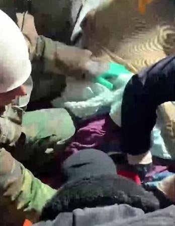 Azerbaycan ekipleri, 120'nci saatte enkazdan kurtardı