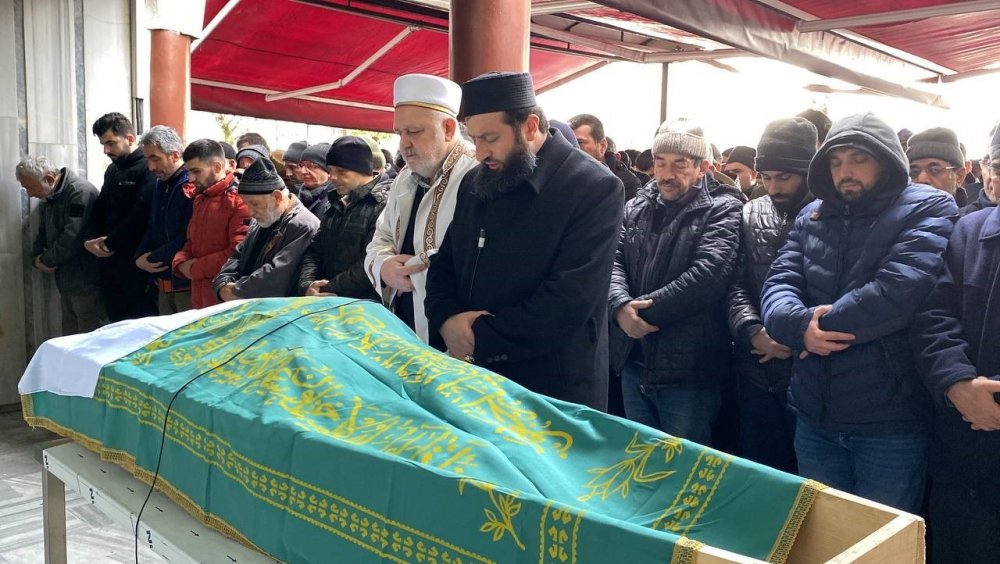 Depremde göçük altında kalan kadın son yolculuğuna uğurlandı