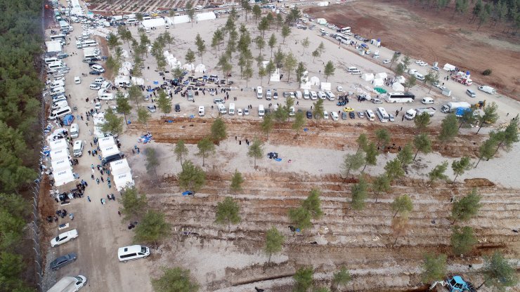 Depremde hayatını kaybeden binlerce kişi yan yana toprağa veriliyor