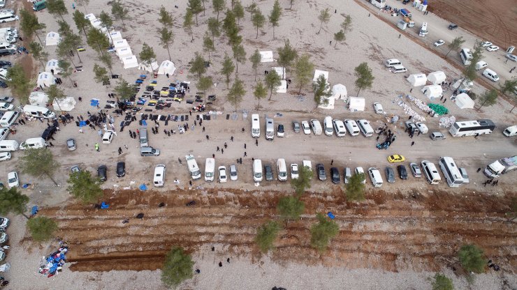 Depremde hayatını kaybeden binlerce kişi yan yana toprağa veriliyor