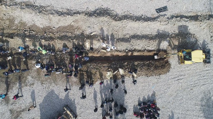 Depremde hayatını kaybeden binlerce kişi yan yana toprağa veriliyor