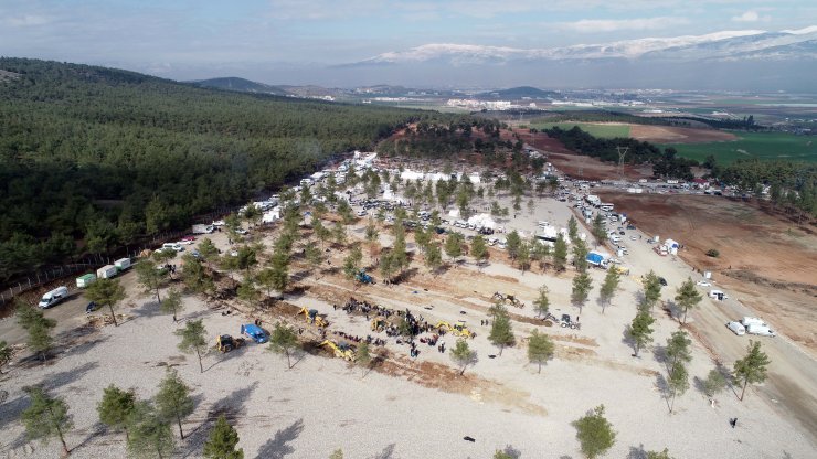 Depremde hayatını kaybeden binlerce kişi yan yana toprağa veriliyor