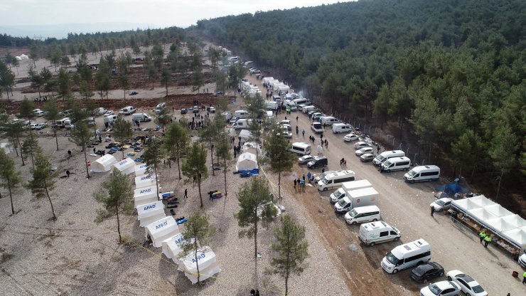 Depremde hayatını kaybeden binlerce kişi yan yana toprağa veriliyor