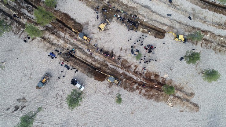 Depremde hayatını kaybeden binlerce kişi yan yana toprağa veriliyor