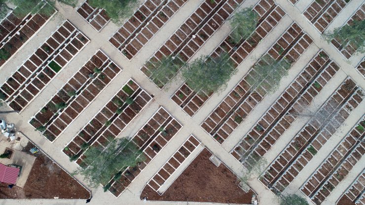 Depremde hayatını kaybeden binlerce kişi yan yana toprağa veriliyor