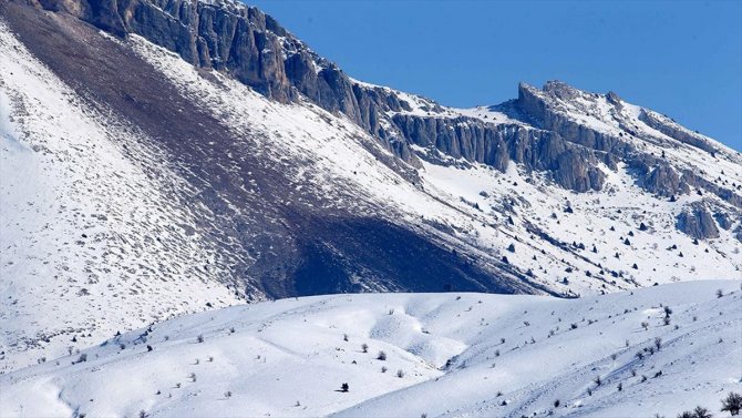 Depremler sonrası duman çıktığı ihbarı yapılan Göksun'daki dağ incelendi