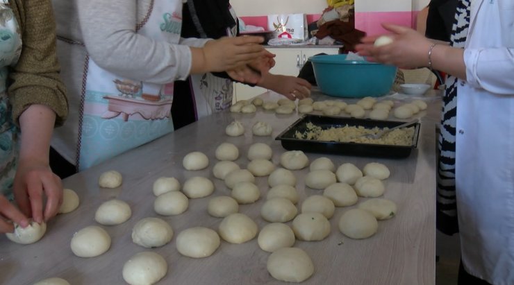 Depremzedeler için poğaça hazırlayıp, gönderdiler