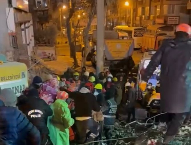 Diyarbakır'da yıkılan binanın enkazından 122 saat sonra bir kadın kurtarıldı