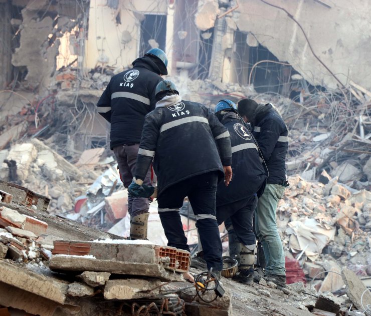 Ekipler, enkaz altında yaşadığı tespit edilen 3 kişi için seferber oldu