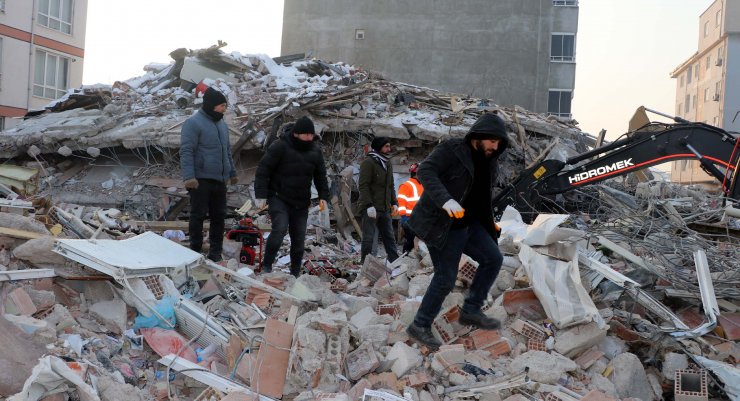 Ekipler, enkaz altında yaşadığı tespit edilen 3 kişi için seferber oldu