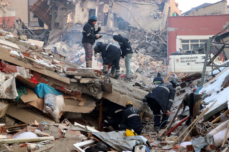 Ekipler, enkaz altında yaşadığı tespit edilen 3 kişi için seferber oldu