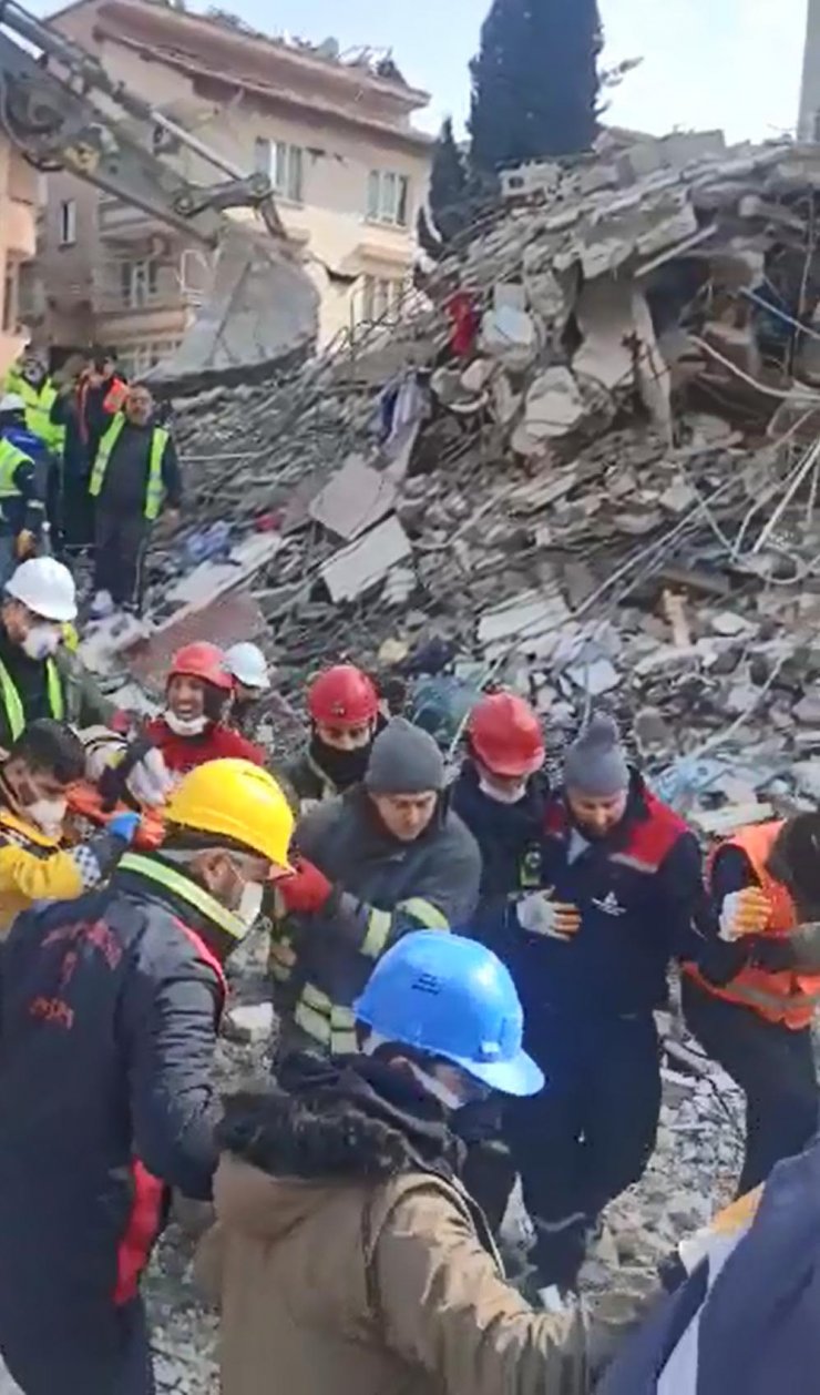 Enkaz altında kalan 2 aylık bebek, 128 saat sonra sağ çıkarıldı