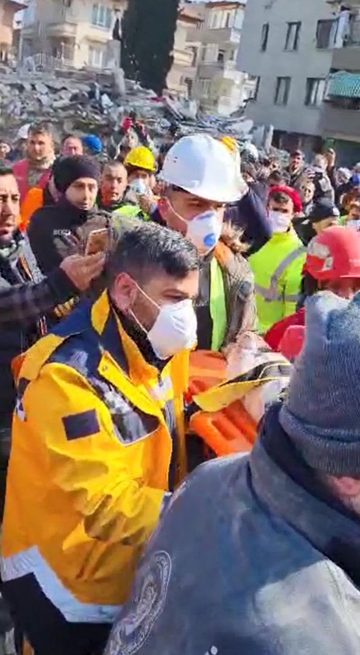 Enkaz altında kalan 2 aylık bebek, 128 saat sonra sağ çıkarıldı