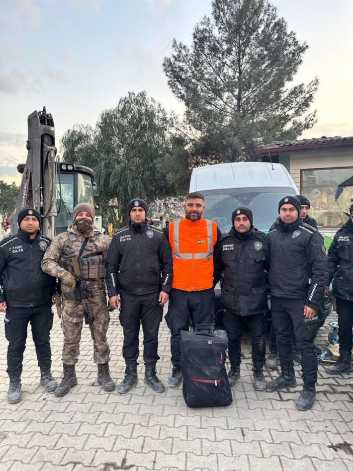 hatayda-belediye-personelinin-enkazda-buldugu-canta.jpg