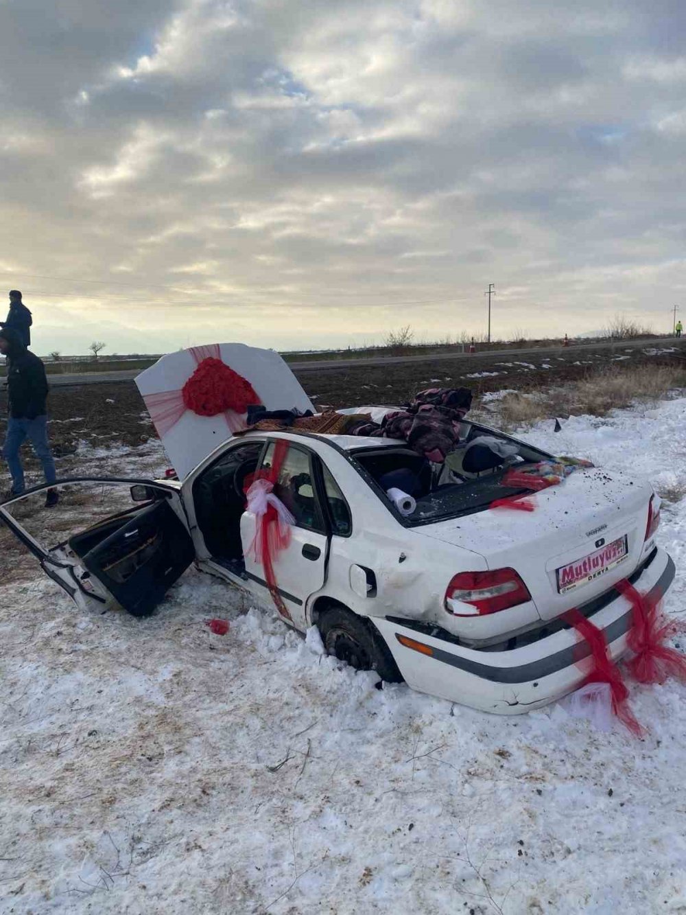 Konya'da kaza yapan gelin arabasındaki damat hayatını kaybetti