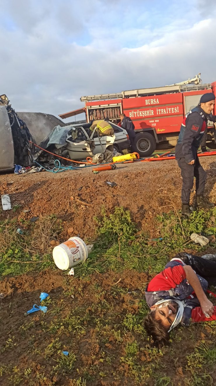 Minibüsle otomobil çarpıştı: 3 ölü, 7 yaralı