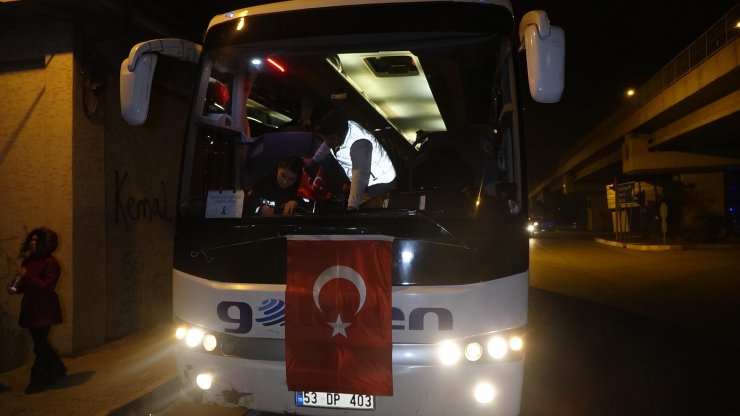 Antalya'da trafikte tartışıp, afet bölgesine giden otobüsün camını kırdılar
