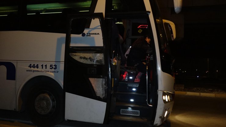 Antalya'da trafikte tartışıp, afet bölgesine giden otobüsün camını kırdılar