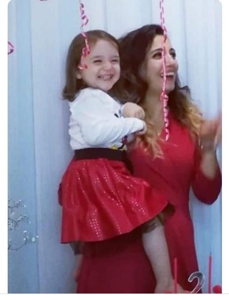 Depremde hayatını kaybeden Özlem öğretmen ve 5 yaşındaki kızı toprağa verildi