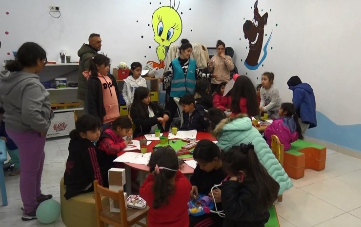 Depremzede çocuklar 'ev' çizdi, uzmanlar travmaya karşı uyardı