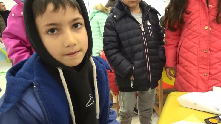 Depremzede çocuklar 'ev' çizdi, uzmanlar travmaya karşı uyardı