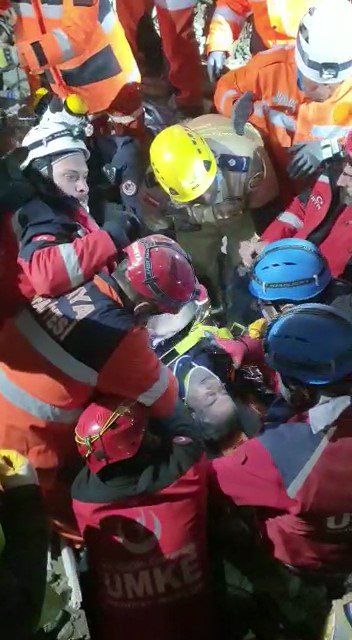 67 yaşındaki Hüseyin Berber, depremden 185 saat sonra sağ çıkarıldı