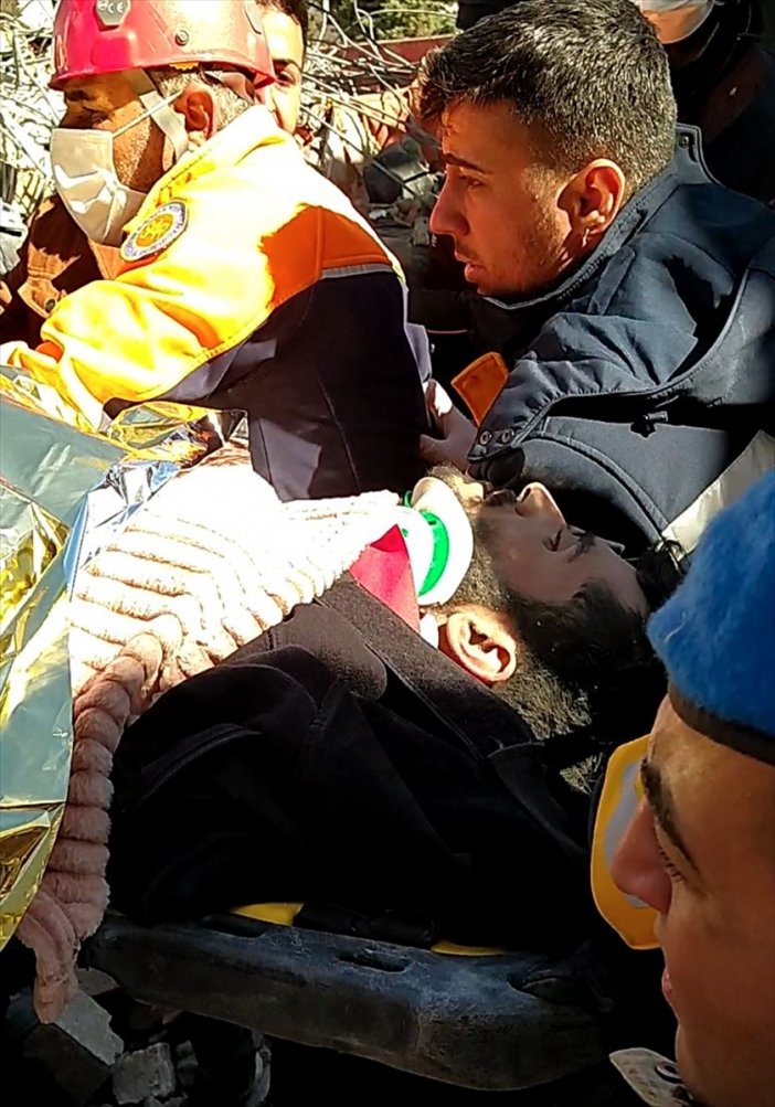 aa-20230213-30289780-30289771-adiyamanda-enkaz-altinda-kalan-35-yasindaki-kisi-177-saat-sonra-kurtarildi.jpg