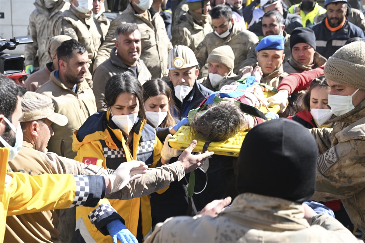 adiyamanda-depremin-178-saatinde-6-yasindaki-cocuk-enkazdan-sag-cikarildi.jpg