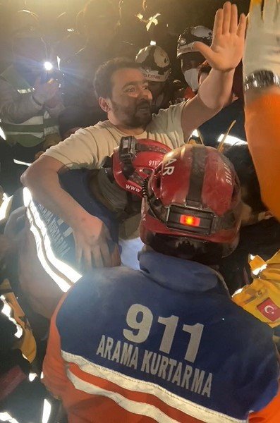 Asrın depreminde 170’inci saatte inanılmaz kurtuluş! Yürüyerek çıktı