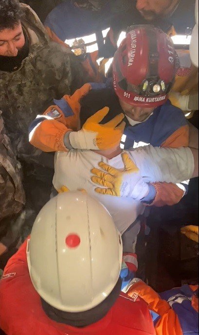 Asrın depreminde 170’inci saatte inanılmaz kurtuluş! Yürüyerek çıktı