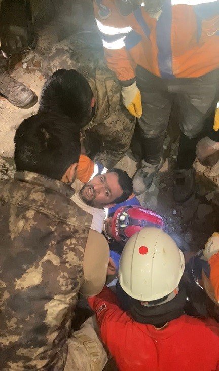 Asrın depreminde 170’inci saatte inanılmaz kurtuluş! Yürüyerek çıktı
