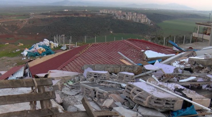 Deprem kayaları yuvarladı: 2 ölü, 5 yaralı