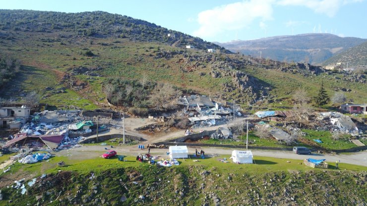 Deprem kayaları yuvarladı: 2 ölü, 5 yaralı