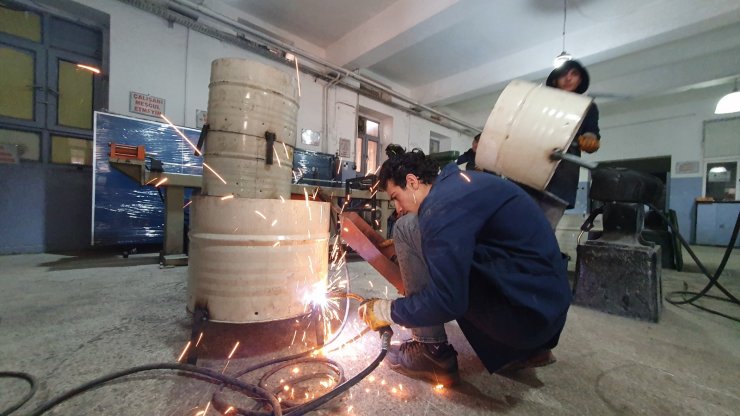 Depremde 8 yakınını kaybeden lise öğrencisi, depremzedelere soba yapıyor