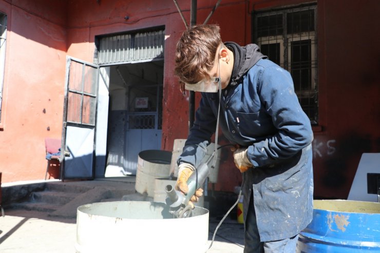 Depremde 8 yakınını kaybeden lise öğrencisi, depremzedelere soba yapıyor