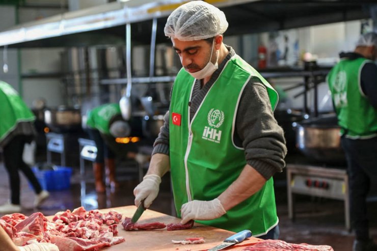 İHH: '2 bin 147 kişiyi enkazdan çıkardık'