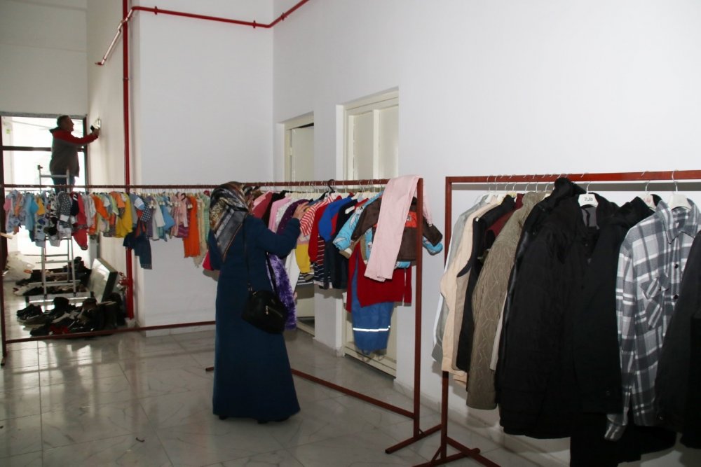 Konya Akşehir'de depremzedeler için ücretsiz giyim mağazası açıldı
