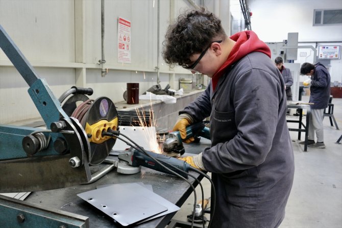 Konya'da meslek liselilerden deprem bölgesinine üretim desteği