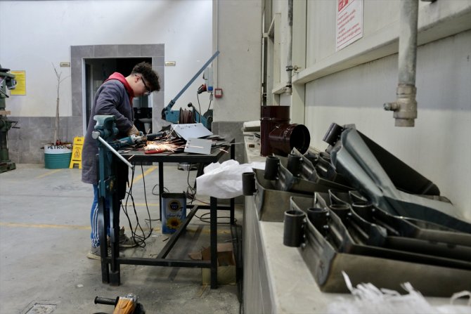 Konya'da meslek liselilerden deprem bölgesinine üretim desteği